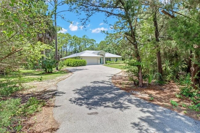 24344 Red Robin Dr in Bonita Springs, FL - Foto de edificio - Building Photo