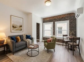 ONE MONTH FREE! Enjoy a LOOK & LEASE special of $500! in Los Angeles, CA - Foto de edificio - Building Photo