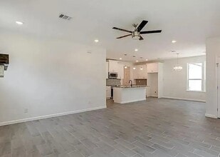 1583 Bonnyview Dr in Canyon Lake, TX - Foto de edificio - Building Photo