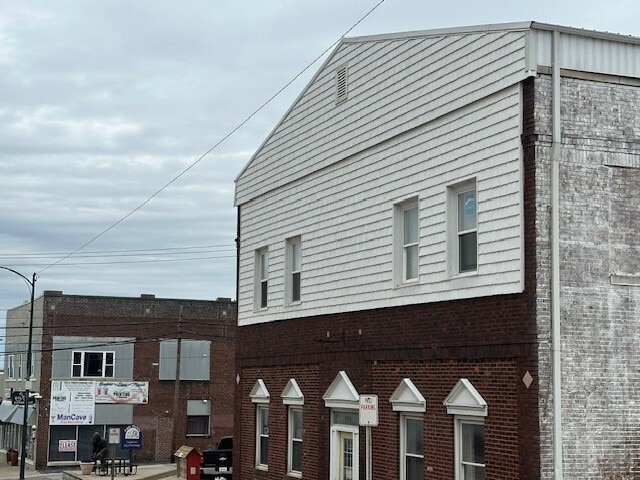 property at 105 E Poplar St