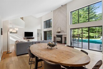 26 Woodland Way in Quogue, NY - Building Photo - Building Photo