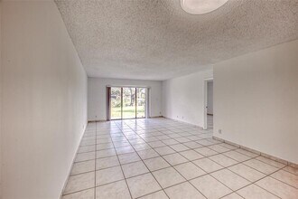 9818 Nob Hill Ct in Sunrise, FL - Building Photo - Building Photo