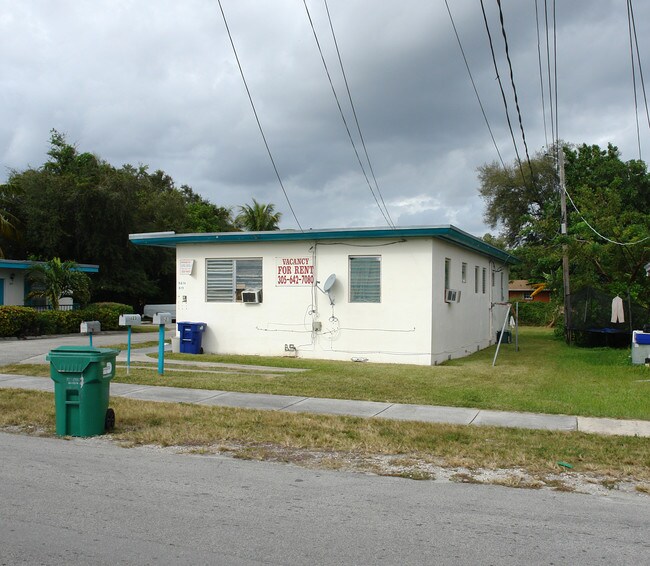 819-831 NW 96th St in Miami, FL - Foto de edificio - Building Photo
