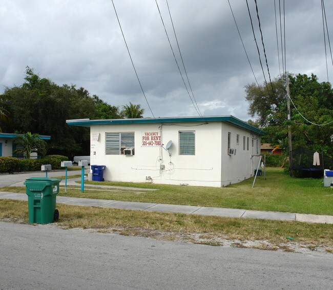 819-831 NW 96th St in Miami, FL - Building Photo - Building Photo