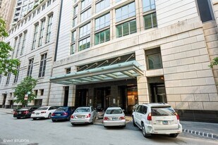 130 N Garland Ct in Chicago, IL - Building Photo