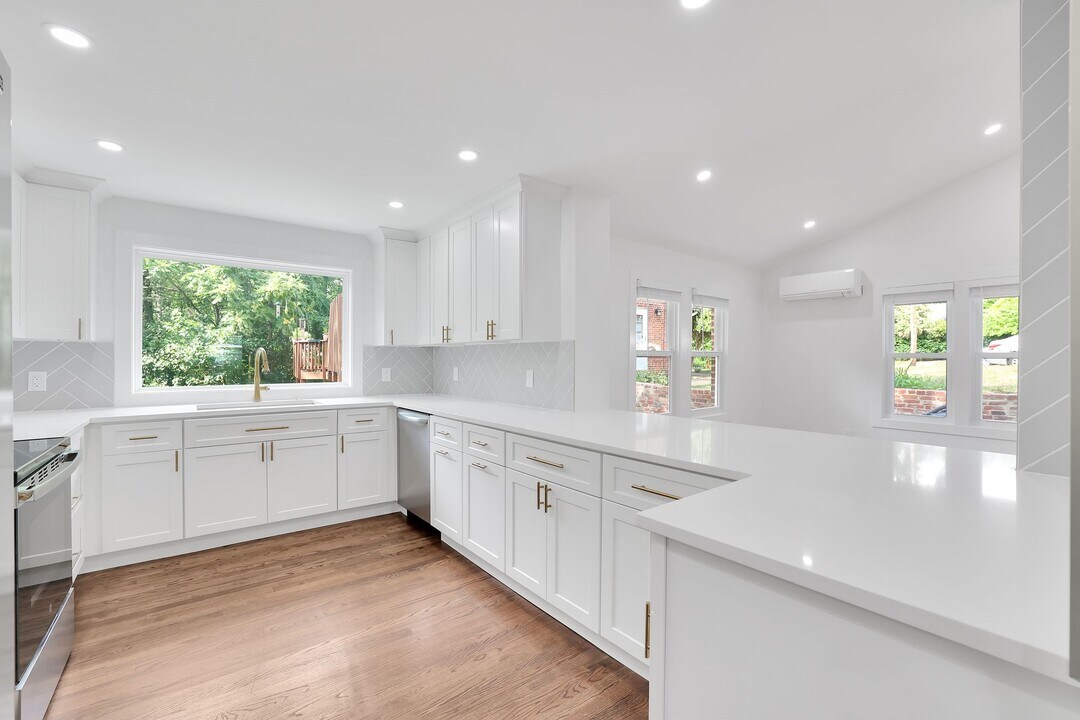 644 S Illinois St in Arlington, VA - Building Photo