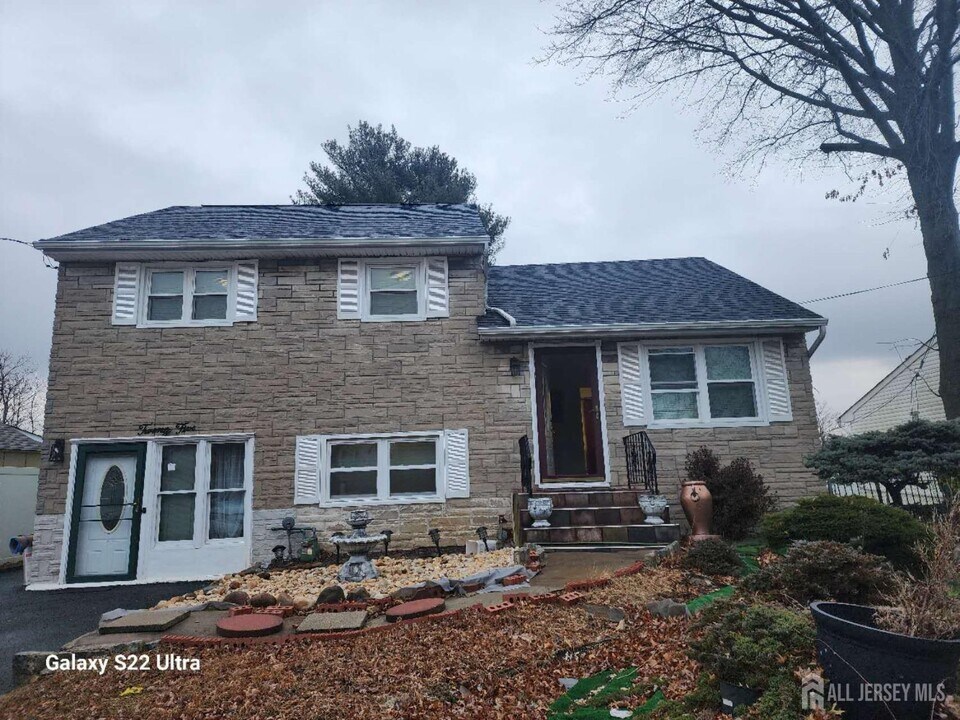 25 Wilshire Rd in Edison, NJ - Building Photo