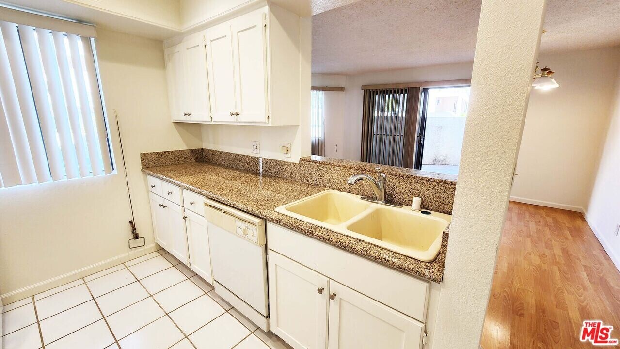 1425 W 12th St in Los Angeles, CA - Building Photo