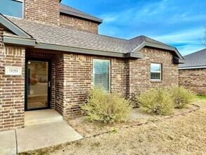 909 Manchester Ct in Wolfforth, TX - Foto de edificio - Building Photo