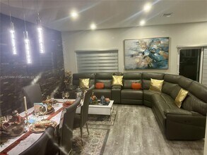 4972 SW 127th Ave in Miramar, FL - Foto de edificio - Building Photo