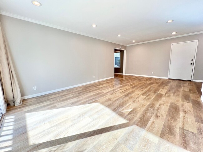 363 Newport Ave in Long Beach, CA - Foto de edificio - Building Photo