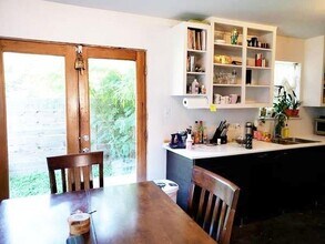 6900 Manor Rd in Austin, TX - Building Photo - Building Photo