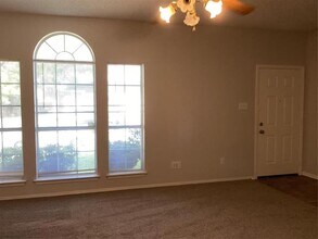 7712 Liz Ln in Watauga, TX - Foto de edificio - Building Photo