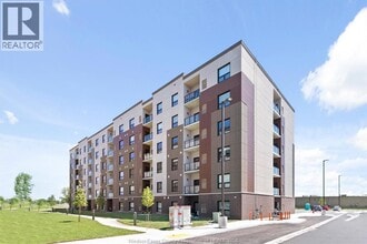 728 Brownstone Dr in Lakeshore, ON - Building Photo - Building Photo