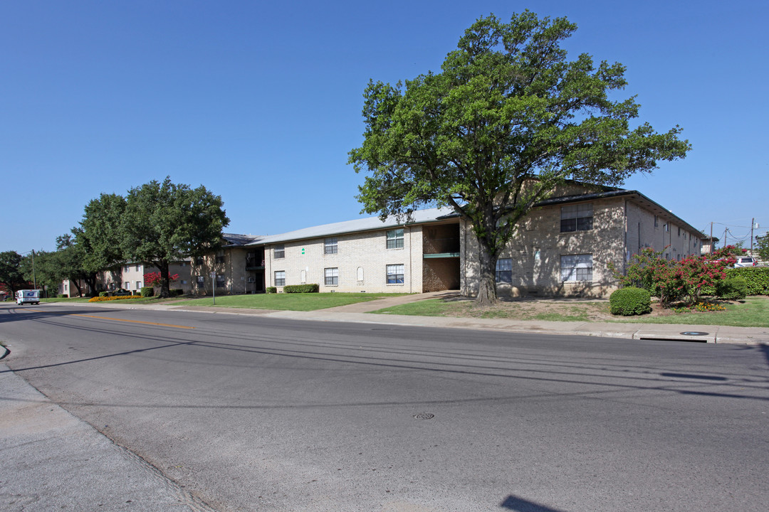 Brentwood Apartments in Irving, TX - Building Photo