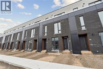 112 EVERETT Cmn in St Catharines, ON - Building Photo - Building Photo