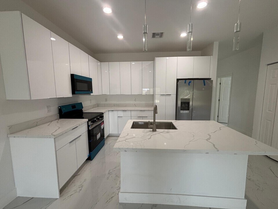729 Lamar St E in Lehigh Acres, FL - Building Photo