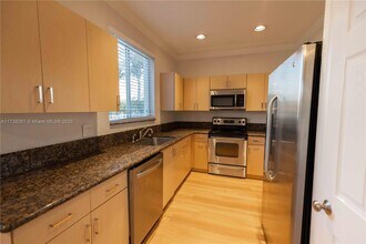 542 Conservation Dr in Weston, FL - Building Photo - Building Photo