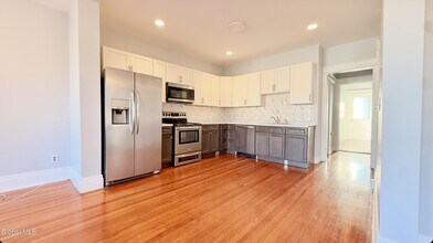 554 Washington Ave in Albany, NY - Foto de edificio - Building Photo