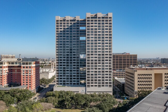 Warwick Towers in Houston, TX - Building Photo - Building Photo