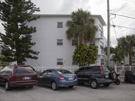 7000 Bonita Dr in Miami Beach, FL - Building Photo