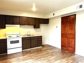 430 Canton Rd in Wintersville, OH - Foto de edificio - Building Photo