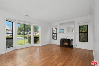 6111 W 75th St in Los Angeles, CA - Foto de edificio - Building Photo