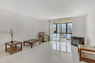 7300 Lake Cir Dr in Margate, FL - Building Photo - Building Photo