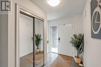 3074 Cascade Common in Oakville, ON - Building Photo - Building Photo