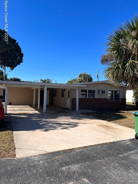 221 Madison Ave in Cape Canaveral, FL - Building Photo