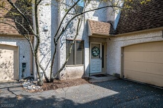 130 Park Gate Dr in Edison, NJ - Building Photo - Building Photo