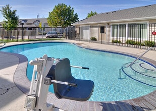 Hillview Ridge Apartments I & II in Oroville, CA - Foto de edificio - Building Photo