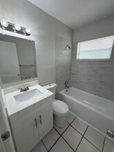 12010 NE 12th Ct in Biscayne Park, FL - Foto de edificio - Building Photo