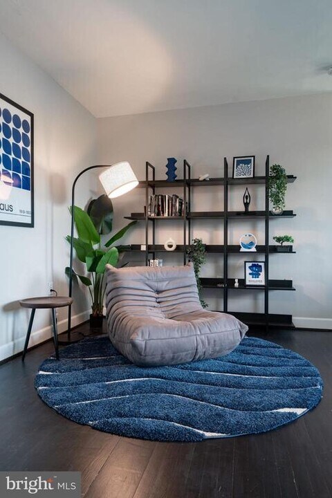 1300 S Arlington Ridge Rd in Arlington, VA - Building Photo