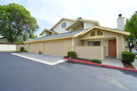 Panorama Pines Apartments in Bakersfield, CA - Foto de edificio - Building Photo