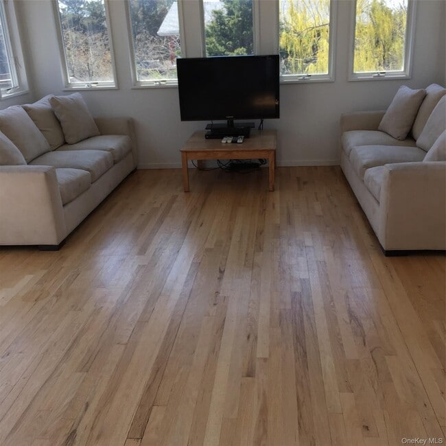 42 Evergreen Ave in Islip, NY - Building Photo - Building Photo