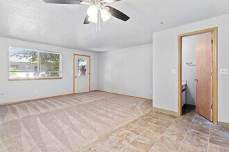 12027-12069 SE Foster Rd in Portland, OR - Foto de edificio - Building Photo