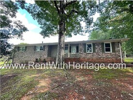 3320 Laura Way in Winston, GA - Building Photo
