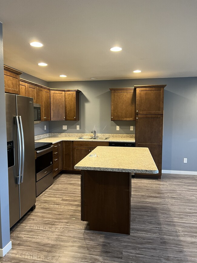 1624 3rd St NW in Watertown, SD - Foto de edificio - Building Photo