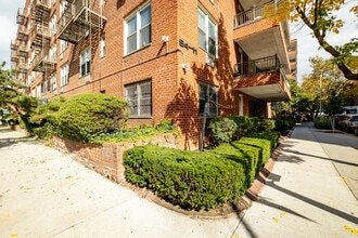 9411 59th Ave in Elmhurst, NY - Foto de edificio - Building Photo