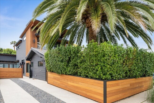 4027 Moore St in Los Angeles, CA - Building Photo - Building Photo