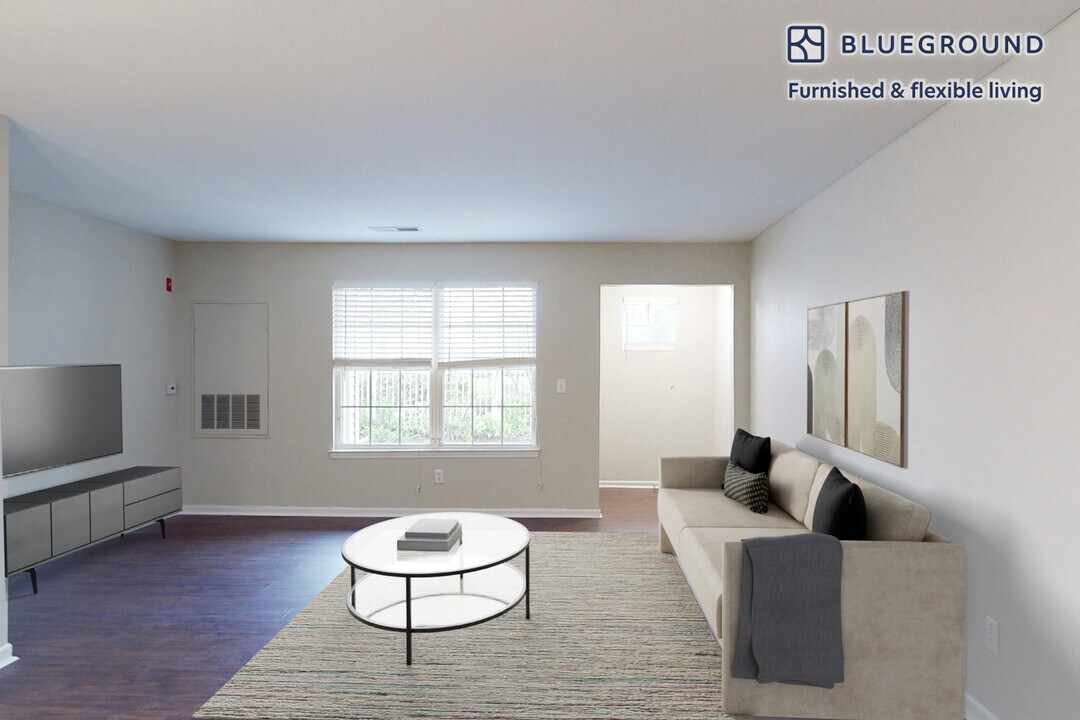 100 Court N Dr in Melville, NY - Building Photo