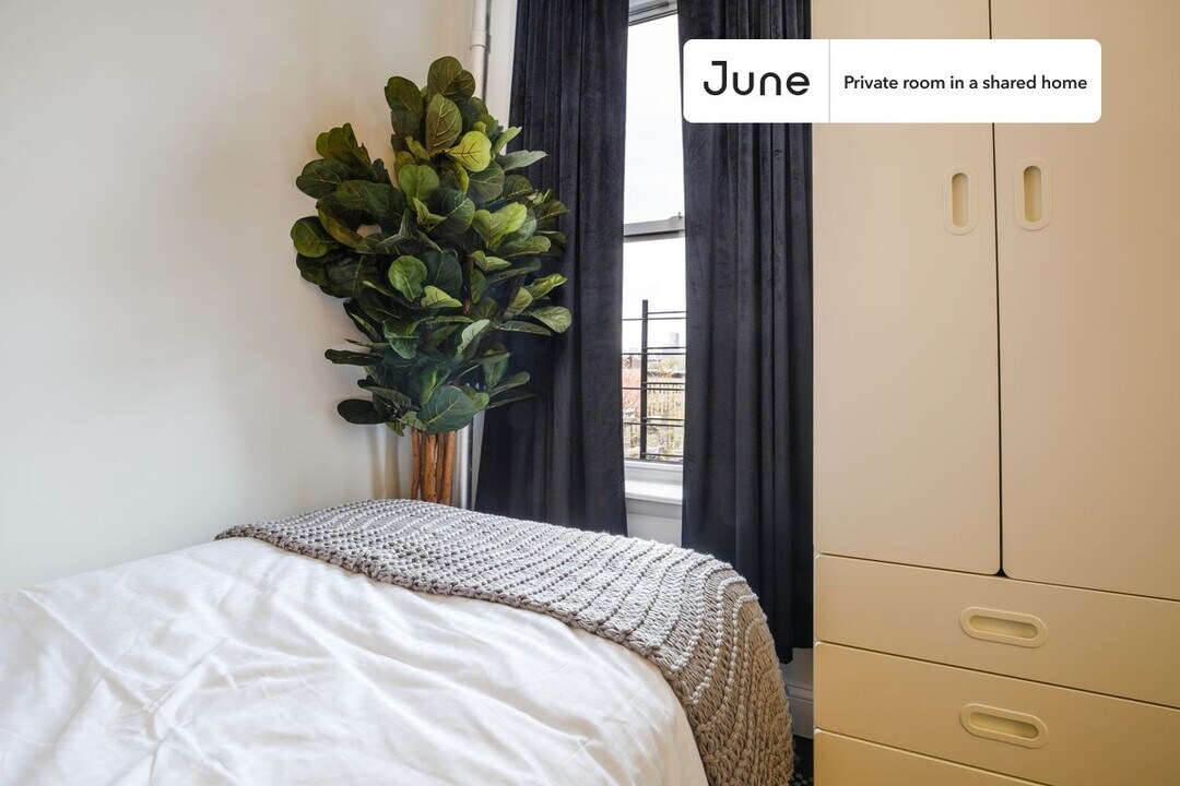 Private bedroom in 3 bed/1 bath Home in New York, NY - Building Photo