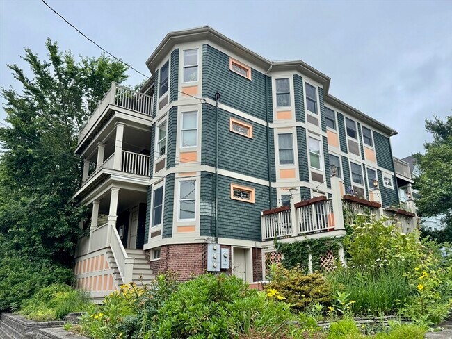 205 Summer St, Unit 2 in Somerville, MA - Building Photo - Building Photo