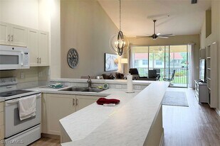 5035 Cedar Springs Dr in Naples, FL - Building Photo