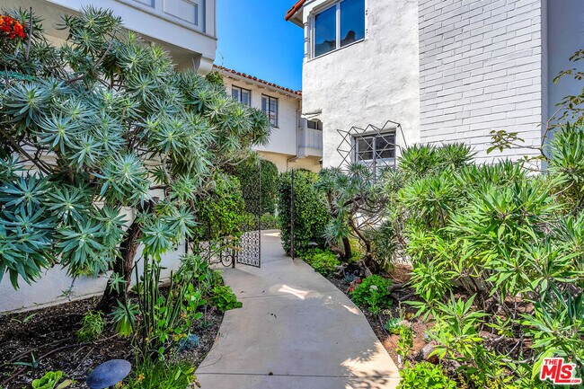 10801 Lindbrook Dr in Los Angeles, CA - Foto de edificio - Building Photo