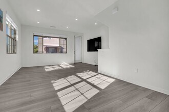 711 Spring Gdn in Irvine, CA - Building Photo - Building Photo