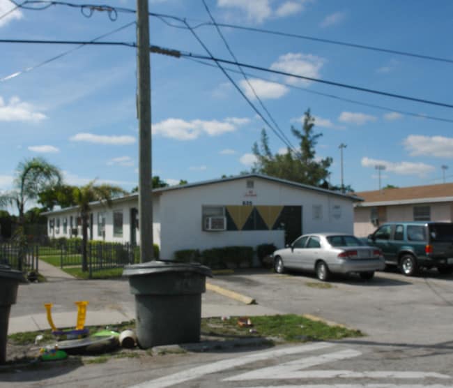 831-835 NW 7th St in Hallandale Beach, FL - Foto de edificio - Building Photo