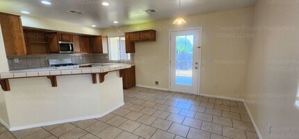 5715 Castlegate Ln in Bakersfield, CA - Building Photo - Building Photo