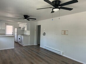 587 E Pine St in Bishop, CA - Foto de edificio - Building Photo